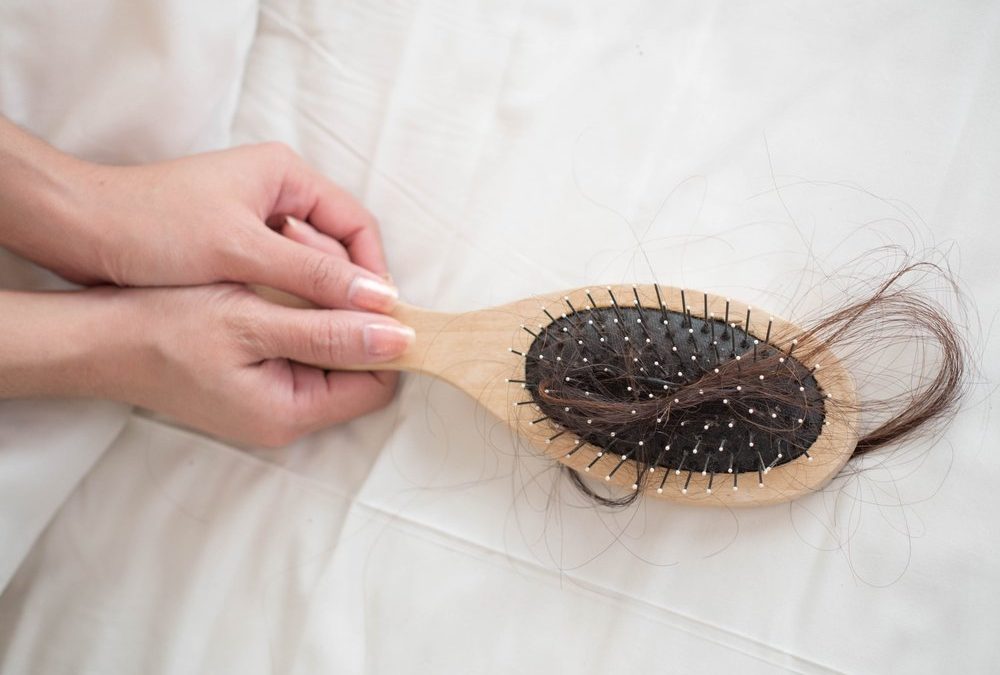 Perte de cheveux: 16 raisons surprenantes pour lesquelles vos cheveux tomberont