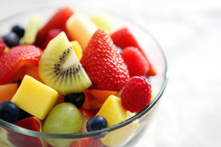 Coupe de fruits (fraises, raisins, myrtilles) pour les diabétiques.