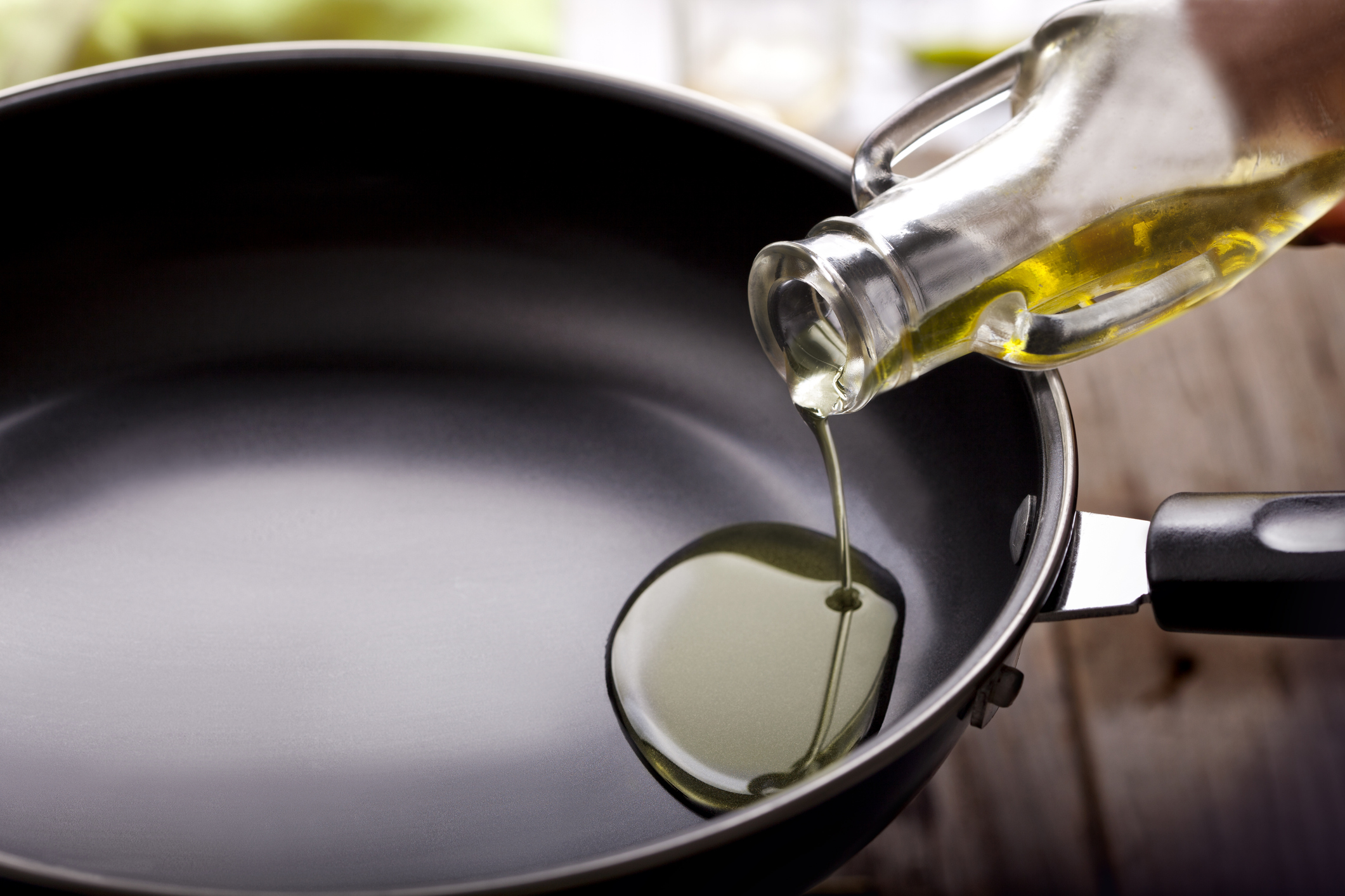 Versez l'huile de cuisson dans une poêle