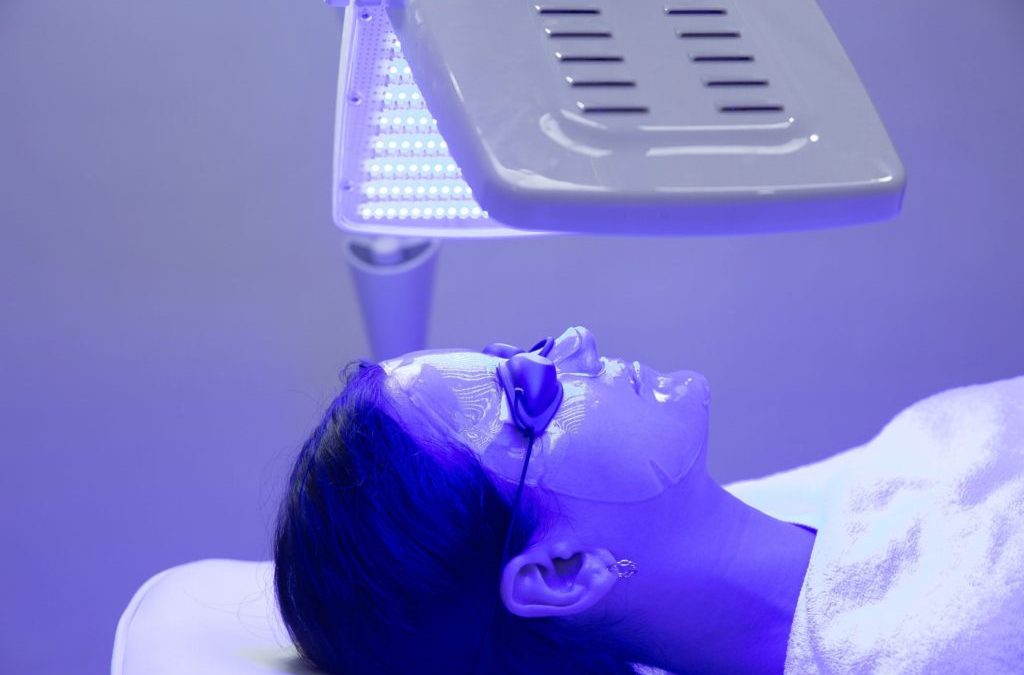La thérapie par la lumière bleue fonctionne-t-elle pour l’acné?