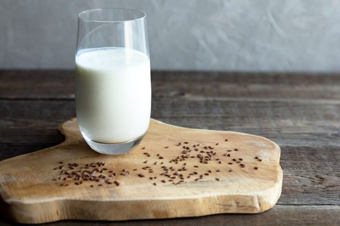 Qu’est-ce que le lait de lin? 10 choses que les diététistes veulent que vous sachiez