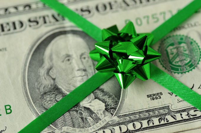 Gros plan d'argent avec ruban de Noël vert